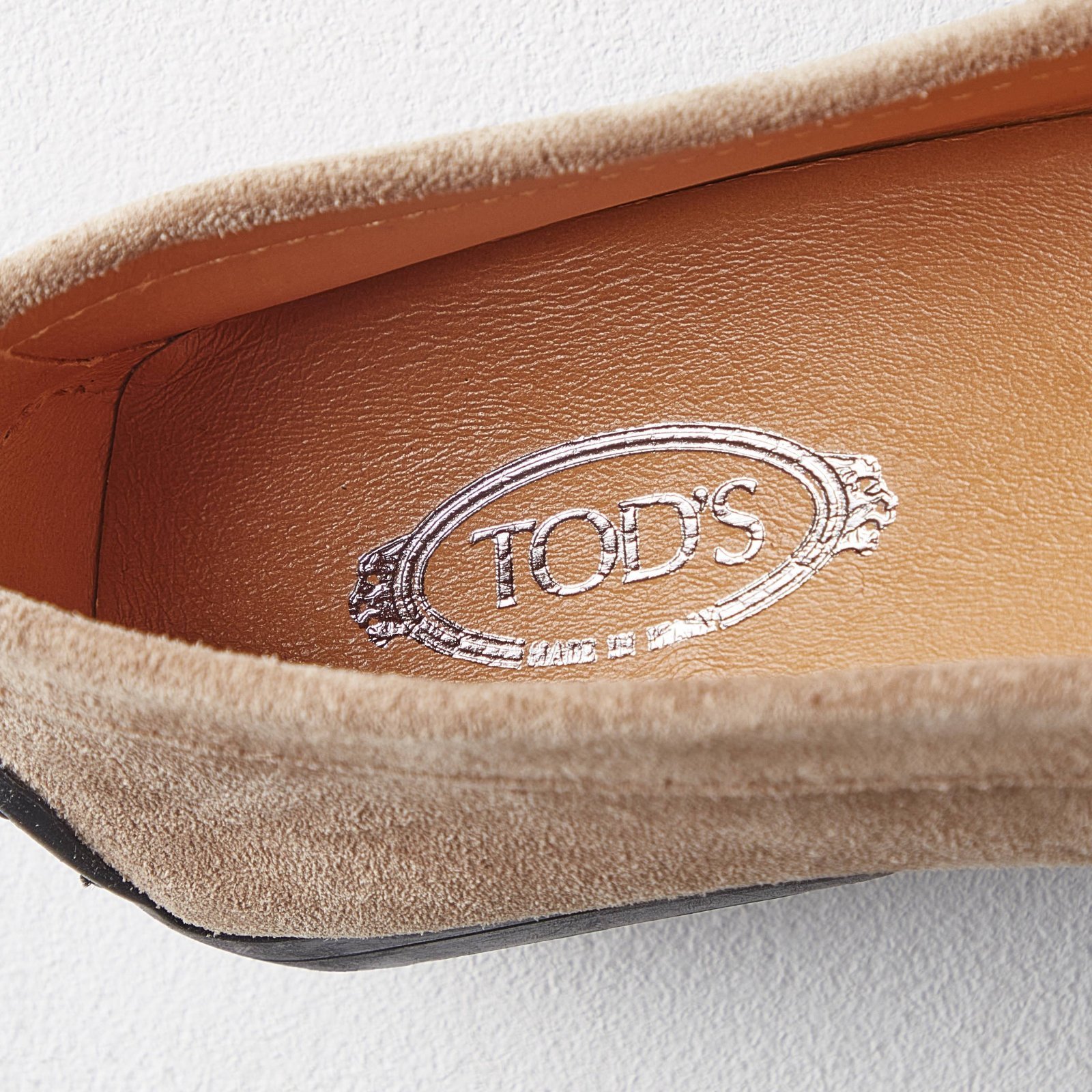 圧倒的な人気を誇った悲劇の皇太子妃、ダイアナが選んだ名靴とは